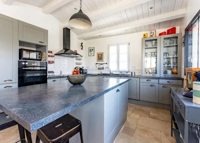 Maison Familiale Avec Piscine Pour 9 Personnes - Fr-1-835-4 Villa